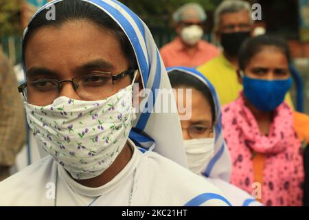 Mitglieder des Komitees für den Internationalen Preis von Mutter Teresa nahmen am 17. Oktober 2020 an einer Protestversammlung Teil, bei der die Freilassung von Pater Stan Swamy in Kalkutta, Indien, gefordert wurde.die Aktivisten verurteilten die Verhaftung von Swamy und sagten, er sei fälschlicherweise verwickelt worden und seine Verhaftung sei ein Versuch gewesen, christliche Missionare zu diffamieren. Der 83-jährige Stan Swamy, der Jesuitenpater aus Jharkhand, wurde von der Nationalen Ermittlungsbehörde im Zusammenhang mit dem Fall Elgaar Parishad verhaftet. (Foto von Debajyoti Chakraborty/NurPhoto) Stockfoto