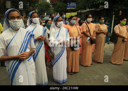 Mitglieder des Komitees für den Internationalen Preis von Mutter Teresa nahmen am 17. Oktober 2020 an einer Protestversammlung Teil, bei der die Freilassung von Pater Stan Swamy in Kalkutta, Indien, gefordert wurde.die Aktivisten verurteilten die Verhaftung von Swamy und sagten, er sei fälschlicherweise verwickelt worden und seine Verhaftung sei ein Versuch gewesen, christliche Missionare zu diffamieren. Der 83-jährige Stan Swamy, der Jesuitenpater aus Jharkhand, wurde von der Nationalen Ermittlungsbehörde im Zusammenhang mit dem Fall Elgaar Parishad verhaftet. (Foto von Debajyoti Chakraborty/NurPhoto) Stockfoto