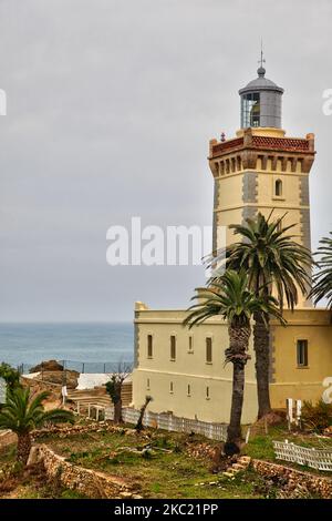 Cape Spartel Leuchtturm am Eingang zur Straße von Gibraltar in Tanger (Tanger), Marokko, Afrika. Hier treffen sich Atlantik und Mittelmeer. (Foto von Creative Touch Imaging Ltd./NurPhoto) Stockfoto