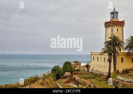 Cape Spartel Leuchtturm am Eingang zur Straße von Gibraltar in Tanger (Tanger), Marokko, Afrika. Hier treffen sich Atlantik und Mittelmeer. (Foto von Creative Touch Imaging Ltd./NurPhoto) Stockfoto