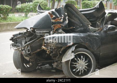 Schwarzes Auto durch einen Verkehrsunfall beschädigt Stockfoto