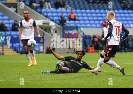 Boltons Ronan Darcy hat am 17.. Oktober 2020 im Reebok Stadium, Bolton, England, einen Schuss in die zweite Halbzeit während des Spiels der Sky Bet League 2 zwischen Bolton Wanderers und Oldham Athletic gemacht. (Foto von Chris Donnelly/MI News/NurPhoto) Stockfoto