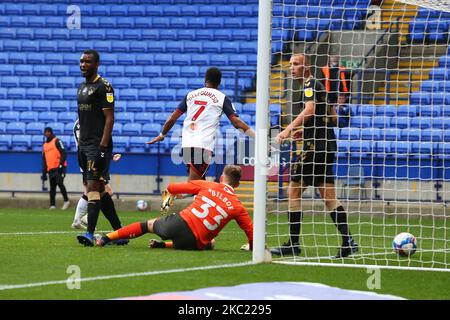 Boltons Nathan Delfounesco erzielt am 17.. Oktober 2020 im Sky Bet League 2-Spiel zwischen Bolton Wanderers und Oldham Athletic im Reebok Stadium, Bolton, England, einen 1-1. Platz. (Foto von Chris Donnelly/MI News/NurPhoto) Stockfoto