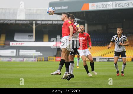 Ashley Hunter von Salford City führt den Ball während des Sky Bet League 2-Spiels zwischen Port-Wale und Salford City im Wale Park, Burslem, England am 17.. Oktober 2020 an. (Foto von Simon Newbury/MI News/NurPhoto) Stockfoto