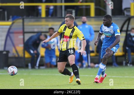 Yoan Zouma von Barrow in Aktion mit Jack Muldoon von Harrogate Town während des Sky Bet League 2-Spiels zwischen Harrogate Town und Barrow am 17.. Oktober 2020 in Wetherby Road, Harrogate, England. (Foto von Mark Fletcher/MI News/NurPhoto) Stockfoto