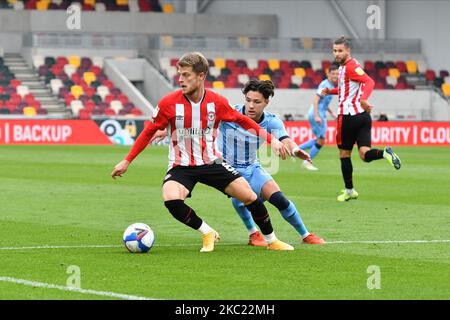 Mathias Jensen, Callum O'Hare während des Sky Bet Championship-Spiels zwischen Brentford und Coventry City im Brentford Community Stadium am 17. Oktober 2020 in Brentford, England. (Foto von MI News/NurPhoto) Stockfoto