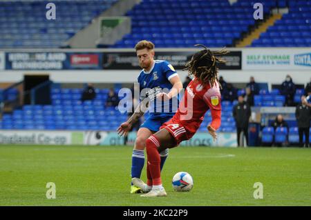 Accringtons Tariq Uwakwe mit einem späten Tackle auf Ipswichs Teddy Bishop während des Sky Bet League 1-Spiels zwischen Ipswich Town und Accrington Stanley am 17.. Oktober 2020 in der Portman Road, Ipswich, England. (Foto von Ben Pooley/MI News/NurPhoto) Stockfoto