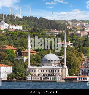 Blick von der Bosporus-Straße auf die Beylerbeyi-Moschee oder die Beylerbeyi Camii, alias Hamid i-Evvel-Moschee, am Ufer des Beylerbeyi-Viertels, Istanbul, Türkei Stockfoto