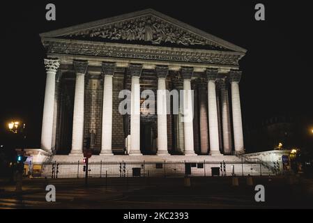 Der normalerweise geschäftige Place de la Madeleine ist verlassen wegen dieser zweiten Nacht der Ausgangssperre in Paris, die zum ersten Mal an diesem Samstag, dem 17. Oktober 2020, abends um 9 Uhr begann. Während in der Regel zu dieser Zeit am Samstagabend die Bars, Restaurants und sogar die Straßen voller Menschen sind, schlossen alle Geschäfte sehr früh und die Leute gingen nach Hause und ließen die Straßen leer. (Foto von Samuel Boivin/NurPhoto) Stockfoto