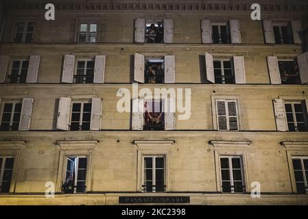 Die Menschen beobachten die Straße durch ihre Fenster, als diese zweite Nacht der Ausgangssperre in Paris beginnt und zum ersten Mal am Samstag, dem 17. Oktober 2020, am Abend um 9pm Uhr begann. Während in der Regel zu dieser Zeit am Samstagabend die Bars, Restaurants und sogar die Straßen voller Menschen sind, schlossen alle Geschäfte sehr früh und die Leute gingen nach Hause und ließen die Straßen leer. (Foto von Samuel Boivin/NurPhoto) Stockfoto