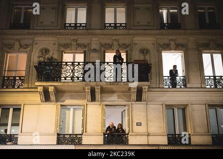 Die Menschen beobachten die Straße durch ihre Fenster, als diese zweite Nacht der Ausgangssperre in Paris beginnt und zum ersten Mal am Samstag, dem 17. Oktober 2020, am Abend um 9pm Uhr begann. Während in der Regel zu dieser Zeit am Samstagabend die Bars, Restaurants und sogar die Straßen voller Menschen sind, schlossen alle Geschäfte sehr früh und die Leute gingen nach Hause und ließen die Straßen leer. (Foto von Samuel Boivin/NurPhoto) Stockfoto