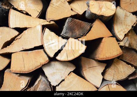 Trockenes, gehacktes Brennholz auf Haufen Stockfoto