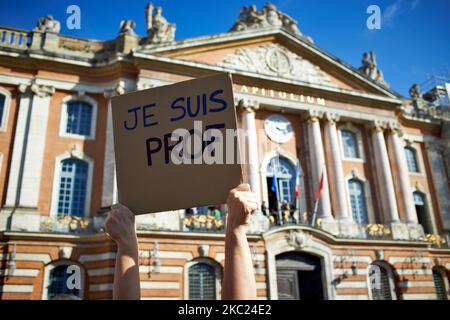 Ein Lehrer zeigt ein Plakat mit der Aufschrift „Ich bin Lehrer“ vor dem Rathaus von Toulouse, dem Capitole. Nach der Tötung von Samuel Paty, Lehrer für Geographie-Geschichte, in Conflans-Sainte-Honorine (Yvelines) am 16.. Oktober versammelten sich mehrere Tausende von Menschen auf dem Hauptplatz von Toulouse, vor dem Rathaus, dem Capitole, um die Meinungsfreiheit zu verteidigen und Samuel zu ehren. Einige Leute kamen mit einem Cover von Charlie Hebdo, da der Lehrer getötet wurde, nachdem er seinen Schülern die Karikaturen von Charlie Hebdo von Muhammed gezeigt hatte. Der Mörder wurde anschließend von der französischen Polizei getötet. Ein Stockfoto