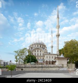 Nusretiye kaiserliche osmanische verzierte Moschee, die von Sultan Mahmut II. In Auftrag gegeben wurde und sich im Stadtteil Tophane von Beyoglu, Istanbul, Türkei, befindet Stockfoto