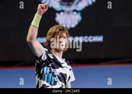 Andrey Rublev aus Russland feiert nach dem Gewinn seines ATP St. Petersburg Open 2020 Finalmatches im internationalen Tennisturnier gegen Borna Coric aus Kroatien am 18. Oktober 2020 in der Sibur Arena in Sankt Petersburg, Russland. (Foto von Mike Kireev/NurPhoto) Stockfoto