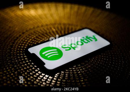 Das Spotify-Logo wird auf einem Telefonbildschirm auf diesem Bild angezeigt, das am 3. Oktober 2020 in Polen aufgenommen wurde. (Fotoillustration von Jakub Porzycki/NurPhoto) Stockfoto