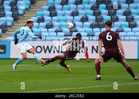 Citys Felix Nmecha hat beim Premier League 2-Spiel zwischen Manchester City und Leicester City am 18.. Oktober 2020 im Academy Stadium, Manchester, England, einen Schuss abgeschossen. (Foto von Chris Donnelly/MI News/NurPhoto) Stockfoto