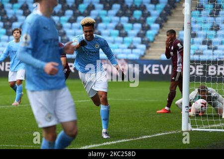 Citys Felix Nmecha feiert den 1-0. Platz beim Premier League 2-Spiel zwischen Manchester City und Leicester City im Academy Stadium, Manchester, England am 18.. Oktober 2020. (Foto von Chris Donnelly/MI News/NurPhoto) Stockfoto