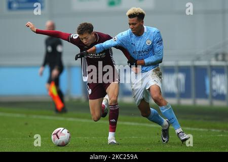 Felix Nmecha aus Manchester kämpft mit Leicesters Kasey McAteer während des Premier League 2-Spiels zwischen Manchester City und Leicester City am 18.. Oktober 2020 im Academy Stadium, Manchester, England. (Foto von Chris Donnelly/MI News/NurPhoto) Stockfoto