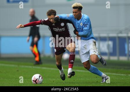 Felix Nmecha aus Manchester kämpft mit Leicesters Kasey McAteer während des Premier League 2-Spiels zwischen Manchester City und Leicester City am 18.. Oktober 2020 im Academy Stadium, Manchester, England. (Foto von Chris Donnelly/MI News/NurPhoto) Stockfoto