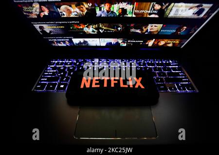 Das Netflix-Logo wird auf einem Telefonbildschirm in dieser Illustration, die am 18. Oktober 2020 in Polen aufgenommen wurde, angezeigt. (Fotoillustration von Jakub Porzycki/NurPhoto) Stockfoto