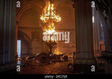 Feuer in der Institutionellen Kirche von Carabineros (San Francisco de Borja) in Santiago, Chile am 18. Oktober 2020. Während des einjährigen Gedenkens an den sozialen Ausbruch versammelten sich Tausende von Menschen in der Nähe der Plaza de La Dignidad (Plaza Italia).(Foto: Felsens Figueroa/Nurphoto) Stockfoto