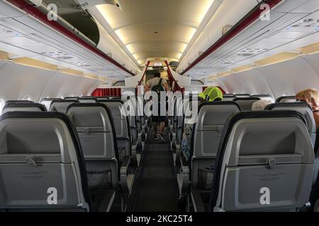 Passagiere mit Gesichtsmask steigen nach dem Flug aus. Fliegen während der Coronavirus COVID-19 Pandemie-Ära in einem Airbus A320 von Aegean Airlines A3, der griechischen Fluggesellschaft, und landen auf dem Internationalen Flughafen Athen ATH LGAV in Griechenland. Passagiere und Kabinenpersonal tragen Gesichtsmasken und Handschuhe und verwenden Handdesinfektionsmittel als vorbeugende Maßnahme gegen die Ausbreitung des COVID-19. Athen, Griechenland am 11. Oktober 2020 (Foto von Nicolas Economou/NurPhoto) Stockfoto