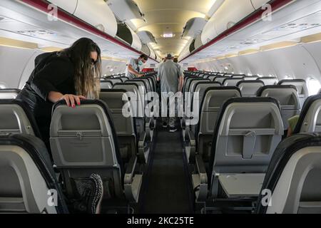 Passagiere mit Gesichtsmask steigen nach dem Flug aus. Fliegen während der Coronavirus COVID-19 Pandemie-Ära in einem Airbus A320 von Aegean Airlines A3, der griechischen Fluggesellschaft, und landen auf dem Internationalen Flughafen Athen ATH LGAV in Griechenland. Passagiere und Kabinenpersonal tragen Gesichtsmasken und Handschuhe und verwenden Handdesinfektionsmittel als vorbeugende Maßnahme gegen die Ausbreitung des COVID-19. Athen, Griechenland am 11. Oktober 2020 (Foto von Nicolas Economou/NurPhoto) Stockfoto