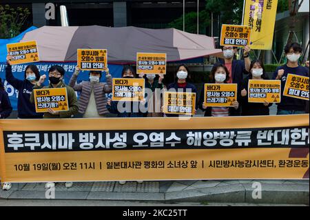 Civil Radioactivity Monitoring Center, Umweltaktivisten mit einem Protestanten, der eine Maske trägt, auf der der japanische Premierminister Yoshihide Suga die Entsorgung radioaktiven Wassers im Ozean simuliert, halten sie auch ein Plakat mit der Aussage, dass radioaktiv kontaminiertes Wasser nicht weggeworfen werden darf, Während einer Kundgebung gegen die Freisetzung von Wasser, das radioaktive Materialien enthält, die am 19. Oktober 2020 im japanischen Kernkraftwerk Fukushima gelagert wurden, in Seoul, Südkorea. Das Werk in Fukushima ist seit dem riesigen Tsunami im März 2011 lahmgelegt. (Foto von Chris Jung/NurPhoto) Stockfoto