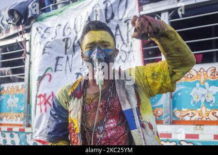 Eine Person dramatisiert die aktuelle Situation in Kolumbien. Eine Karawane von 8.000 Ureinwohnern, die Mitglieder der Reservate Valle und Cauca sind, stellt die indigene minga dar, die heute Sonntagnachmittag in einer Karawane mit Präsident Iván Duque eintraf. (Foto von Daniel Garzon Herazo/NurPhoto) Stockfoto