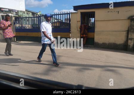 Zwei Männer gehen an einer Polizeistation in Ikeja vorbei, während die Jugendlichen am Sonntag, dem 18. Oktober 2020, ihren #ENDSARS-Protest in Lagos, Nigeria, fortsetzen. Die Demonstranten fordern die Verschrottung der Polizeieinheit, bekannt als Special Anti-Raub Squad (SARS) über die squadâ €™s unaufhörliche Belästigung, Brutalität und Tötung von unschuldigen Nigerianern. (Foto von Adekunle Ajayi/NurPhoto) Stockfoto