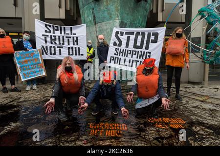 Aktivisten der Ocean Rebellion protestieren am 19. Oktober 2020 vor dem Hauptquartier der Internationalen Seeschifffahrtsorganisation der Vereinten Nationen in London, England, am Eröffnungstag der Verhandlungen über die Reduzierung der Treibhausgasemissionen aus der Schifffahrt. Die Demonstranten heben die Verwüstungen hervor, die durch die jüngste Ölpest von MV Wakashio auf den Völkern und Ökosystemen von Mauritius verursacht wurden. Untätigkeit der IMO beim Schutz der Ozeane und des Klimas und der Nachfragesicherung auf emissionsfreie Frachtschiffe, um die Verschmutzung durch verschüttete fossile Brennstoffe und die Treibhausgasemissionen der Schifffahrt, die derzeit läuft, zu verhindern Stockfoto