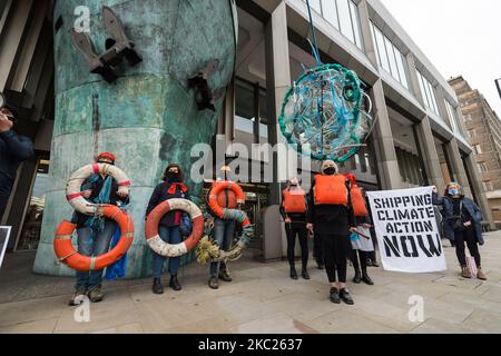 Aktivisten der Ocean Rebellion protestieren am 19. Oktober 2020 vor dem Hauptquartier der Internationalen Seeschifffahrtsorganisation der Vereinten Nationen in London, England, am Eröffnungstag der Verhandlungen über die Reduzierung der Treibhausgasemissionen aus der Schifffahrt. Die Demonstranten heben die Verwüstungen hervor, die durch die jüngste Ölpest von MV Wakashio auf den Völkern und Ökosystemen von Mauritius verursacht wurden. Untätigkeit der IMO beim Schutz der Ozeane und des Klimas und der Nachfragesicherung auf emissionsfreie Frachtschiffe, um die Verschmutzung durch verschüttete fossile Brennstoffe und die Treibhausgasemissionen der Schifffahrt, die derzeit läuft, zu verhindern Stockfoto