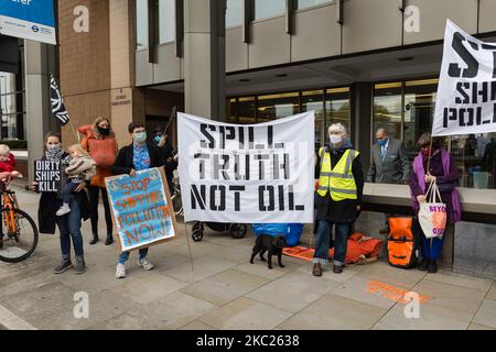 Aktivisten der Ocean Rebellion protestieren am 19. Oktober 2020 vor dem Hauptquartier der Internationalen Seeschifffahrtsorganisation der Vereinten Nationen in London, England, am Eröffnungstag der Verhandlungen über die Reduzierung der Treibhausgasemissionen aus der Schifffahrt. Die Demonstranten heben die Verwüstungen hervor, die durch die jüngste Ölpest von MV Wakashio auf den Völkern und Ökosystemen von Mauritius verursacht wurden. Untätigkeit der IMO beim Schutz der Ozeane und des Klimas und der Nachfragesicherung auf emissionsfreie Frachtschiffe, um die Verschmutzung durch verschüttete fossile Brennstoffe und die Treibhausgasemissionen der Schifffahrt, die derzeit läuft, zu verhindern Stockfoto