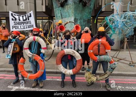 Aktivisten der Ocean Rebellion protestieren am 19. Oktober 2020 vor dem Hauptquartier der Internationalen Seeschifffahrtsorganisation der Vereinten Nationen in London, England, am Eröffnungstag der Verhandlungen über die Reduzierung der Treibhausgasemissionen aus der Schifffahrt. Die Demonstranten heben die Verwüstungen hervor, die durch die jüngste Ölpest von MV Wakashio auf den Völkern und Ökosystemen von Mauritius verursacht wurden. Untätigkeit der IMO beim Schutz der Ozeane und des Klimas und der Nachfragesicherung auf emissionsfreie Frachtschiffe, um die Verschmutzung durch verschüttete fossile Brennstoffe und die Treibhausgasemissionen der Schifffahrt, die derzeit läuft, zu verhindern Stockfoto