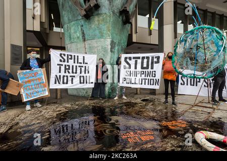 Aktivisten der Ocean Rebellion protestieren am 19. Oktober 2020 vor dem Hauptquartier der Internationalen Seeschifffahrtsorganisation der Vereinten Nationen in London, England, am Eröffnungstag der Verhandlungen über die Reduzierung der Treibhausgasemissionen aus der Schifffahrt. Die Demonstranten heben die Verwüstungen hervor, die durch die jüngste Ölpest von MV Wakashio auf den Völkern und Ökosystemen von Mauritius verursacht wurden. Untätigkeit der IMO beim Schutz der Ozeane und des Klimas und der Nachfragesicherung auf emissionsfreie Frachtschiffe, um die Verschmutzung durch verschüttete fossile Brennstoffe und die Treibhausgasemissionen der Schifffahrt, die derzeit läuft, zu verhindern Stockfoto