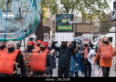 Aktivisten der Ocean Rebellion protestieren am 19. Oktober 2020 vor dem Hauptquartier der Internationalen Seeschifffahrtsorganisation der Vereinten Nationen in London, England, am Eröffnungstag der Verhandlungen über die Reduzierung der Treibhausgasemissionen aus der Schifffahrt. Die Demonstranten heben die Verwüstungen hervor, die durch die jüngste Ölpest von MV Wakashio auf den Völkern und Ökosystemen von Mauritius verursacht wurden. Untätigkeit der IMO beim Schutz der Ozeane und des Klimas und der Nachfragesicherung auf emissionsfreie Frachtschiffe, um die Verschmutzung durch verschüttete fossile Brennstoffe und die Treibhausgasemissionen der Schifffahrt, die derzeit läuft, zu verhindern Stockfoto