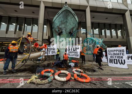 Aktivisten der Ocean Rebellion protestieren am 19. Oktober 2020 vor dem Hauptquartier der Internationalen Seeschifffahrtsorganisation der Vereinten Nationen in London, England, am Eröffnungstag der Verhandlungen über die Reduzierung der Treibhausgasemissionen aus der Schifffahrt. Die Demonstranten heben die Verwüstungen hervor, die durch die jüngste Ölpest von MV Wakashio auf den Völkern und Ökosystemen von Mauritius verursacht wurden. Untätigkeit der IMO beim Schutz der Ozeane und des Klimas und der Nachfragesicherung auf emissionsfreie Frachtschiffe, um die Verschmutzung durch verschüttete fossile Brennstoffe und die Treibhausgasemissionen der Schifffahrt, die derzeit läuft, zu verhindern Stockfoto