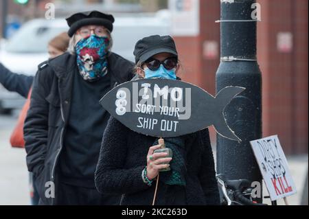 Aktivisten der Ocean Rebellion protestieren am 19. Oktober 2020 vor dem Hauptquartier der Internationalen Seeschifffahrtsorganisation der Vereinten Nationen in London, England, am Eröffnungstag der Verhandlungen über die Reduzierung der Treibhausgasemissionen aus der Schifffahrt. Die Demonstranten heben die Verwüstungen hervor, die durch die jüngste Ölpest von MV Wakashio auf den Völkern und Ökosystemen von Mauritius verursacht wurden. Untätigkeit der IMO beim Schutz der Ozeane und des Klimas und der Nachfragesicherung auf emissionsfreie Frachtschiffe, um die Verschmutzung durch verschüttete fossile Brennstoffe und die Treibhausgasemissionen der Schifffahrt, die derzeit läuft, zu verhindern Stockfoto