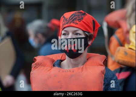 Aktivisten der Ocean Rebellion protestieren am 19. Oktober 2020 vor dem Hauptquartier der Internationalen Seeschifffahrtsorganisation der Vereinten Nationen in London, England, am Eröffnungstag der Verhandlungen über die Reduzierung der Treibhausgasemissionen aus der Schifffahrt. Die Demonstranten heben die Verwüstungen hervor, die durch die jüngste Ölpest von MV Wakashio auf den Völkern und Ökosystemen von Mauritius verursacht wurden. Untätigkeit der IMO beim Schutz der Ozeane und des Klimas und der Nachfragesicherung auf emissionsfreie Frachtschiffe, um die Verschmutzung durch verschüttete fossile Brennstoffe und die Treibhausgasemissionen der Schifffahrt, die derzeit läuft, zu verhindern Stockfoto