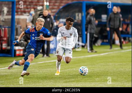 Cincinnati-Stürmer, Alvaro Barreal, schiebt den Ball während eines MLS-Fußballmatches zwischen dem FC Cincinnati und D.C. United im Nippert Stadium am Sonntag, den 18.. Oktober 2020 in Cincinnati, OH. D.C. United besiegte den FC Cincinnati 2-1. (Foto von Jason Whitman/NurPhoto) Stockfoto