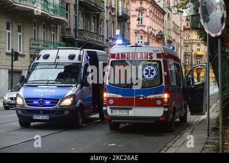 Ein Krankenwagen und ein Polizeiwagen im Zentrum von Krakau. Die Zahl der COVID-19-Infizierten in Krakau und der Woiwodschaft Kleinpolen wächst ständig. Heute meldete das Gesundheitsministerium 7.482 neue Fälle in Polen (davon 1.204 in der Woiwodschaft Kleinpolen) und 23 Todesfälle (davon 8 in der Woiwodschaft Kleinpolen). Am 19. Oktober 2020 in Krakau, Polen. (Foto von Artur Widak/NurPhoto) Stockfoto