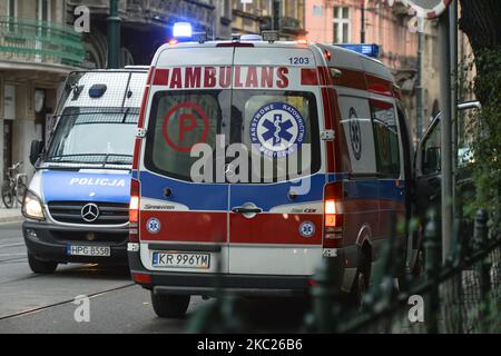 Ein Krankenwagen und ein Polizeiwagen im Zentrum von Krakau. Die Zahl der COVID-19-Infizierten in Krakau und der Woiwodschaft Kleinpolen wächst ständig. Heute meldete das Gesundheitsministerium 7.482 neue Fälle in Polen (davon 1.204 in der Woiwodschaft Kleinpolen) und 23 Todesfälle (davon 8 in der Woiwodschaft Kleinpolen). Am 19. Oktober 2020 in Krakau, Polen. (Foto von Artur Widak/NurPhoto) Stockfoto