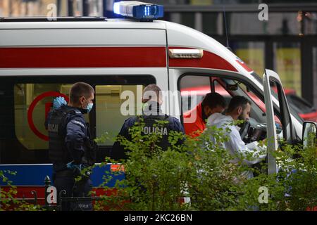 Ein Krankenwagen im Zentrum Krakaus gesehen. Die Zahl der COVID-19-Infizierten in Krakau und der Woiwodschaft Kleinpolen wächst ständig. Heute meldete das Gesundheitsministerium 7.482 neue Fälle in Polen (davon 1.204 in der Woiwodschaft Kleinpolen) und 23 Todesfälle (davon 8 in der Woiwodschaft Kleinpolen). Am 19. Oktober 2020 in Krakau, Polen. (Foto von Artur Widak/NurPhoto) Stockfoto