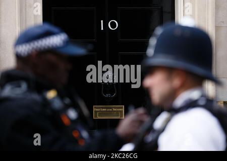 Polizeibeamte sprechen am 19. Oktober 2020 vor der Downing Street 10 in London, England. (Foto von David Cliff/NurPhoto) Stockfoto
