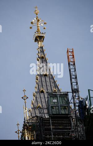 Der Turm des Elizabeth Tower of the Houses of Parliament, allgemein bekannt als Big Ben, steht frei von Gerüsten, da die Renovierungsarbeiten weiter unten in London, England, am 19. Oktober 2020 fortgesetzt werden. Die Restaurierungsarbeiten am Turm begannen 2017 und sollen nächstes Jahr abgeschlossen werden. (Foto von David Cliff/NurPhoto) Stockfoto