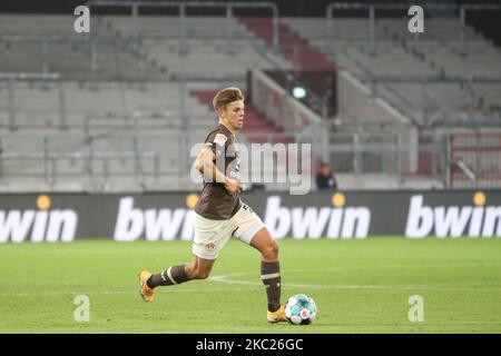 Finn Ole Becker vom FC St. Pauli läuft beim zweiten Bundesligaspiel zwischen FC St. Pauli und 1 mit dem Ball. FC Nürnberg im Millerntor-Stadion am 19. Oktober 2020 in Hamburg. (Foto von Peter Niedung/NurPhoto) Stockfoto