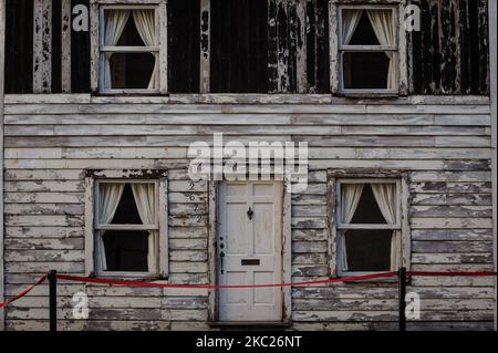 Ein Blick auf das Haus der Rosa Parks im Innenhof des Königspalastes von Neapel, 19. Oktober 2020. Das „Almost Home - The Rosa Parks House Project“ ist ein Projekt des amerikanischen Malers Ryan Mendoza, um die Erinnerung an Rosa Parks und all jene, die in diesem Haus in einem dramatischen und konfliktreichen Moment der amerikanischen Geschichte lebten, Heute in Frage gestellt durch die Rückkehr der Black Lives Matter. Das „Almost Home - The Rosa Parks House Project“ wird bis zum 6. Januar 2021 im Königlichen Palast in Neapel zu sehen sein. (Foto von Manuel Dorati/NurPhoto) Stockfoto