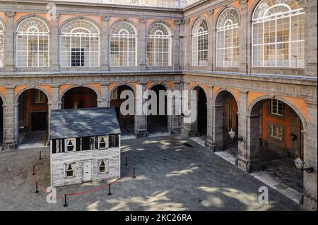 Ein Blick auf das Haus der Rosa Parks im Innenhof des Königspalastes von Neapel, 19. Oktober 2020. Das „Almost Home - The Rosa Parks House Project“ ist ein Projekt des amerikanischen Malers Ryan Mendoza, um die Erinnerung an Rosa Parks und all jene, die in diesem Haus in einem dramatischen und konfliktreichen Moment der amerikanischen Geschichte lebten, Heute in Frage gestellt durch die Rückkehr der Black Lives Matter. Das „Almost Home - The Rosa Parks House Project“ wird bis zum 6. Januar 2021 im Königlichen Palast in Neapel zu sehen sein. (Foto von Manuel Dorati/NurPhoto) Stockfoto