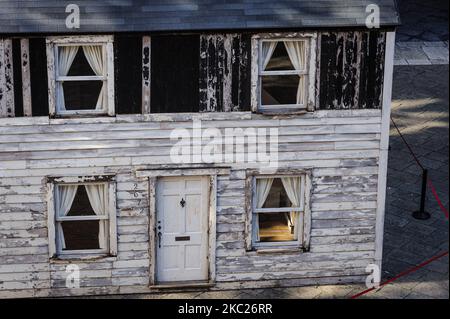 Ein Blick auf das Haus der Rosa Parks im Innenhof des Königspalastes von Neapel, 19. Oktober 2020. Das „Almost Home - The Rosa Parks House Project“ ist ein Projekt des amerikanischen Malers Ryan Mendoza, um die Erinnerung an Rosa Parks und all jene, die in diesem Haus in einem dramatischen und konfliktreichen Moment der amerikanischen Geschichte lebten, Heute in Frage gestellt durch die Rückkehr der Black Lives Matter. Das „Almost Home - The Rosa Parks House Project“ wird bis zum 6. Januar 2021 im Königlichen Palast in Neapel zu sehen sein. (Foto von Manuel Dorati/NurPhoto) Stockfoto